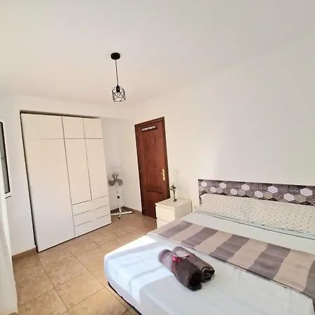 Spacious Independent Next The Airport - Sea Apartamento