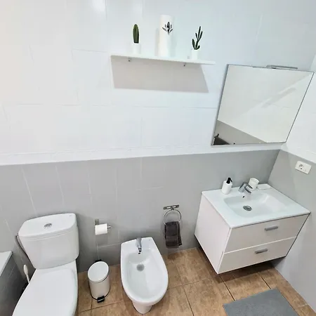 Spacious Independent Next The Airport - Sea Apartamento