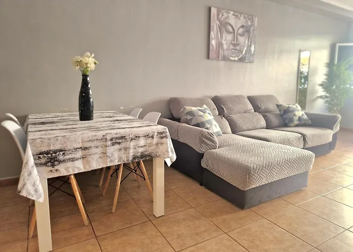 Spacious Independent Next The Airport - Sea شقة