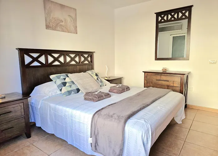 Spacious Independent Next The Airport - Sea شقة