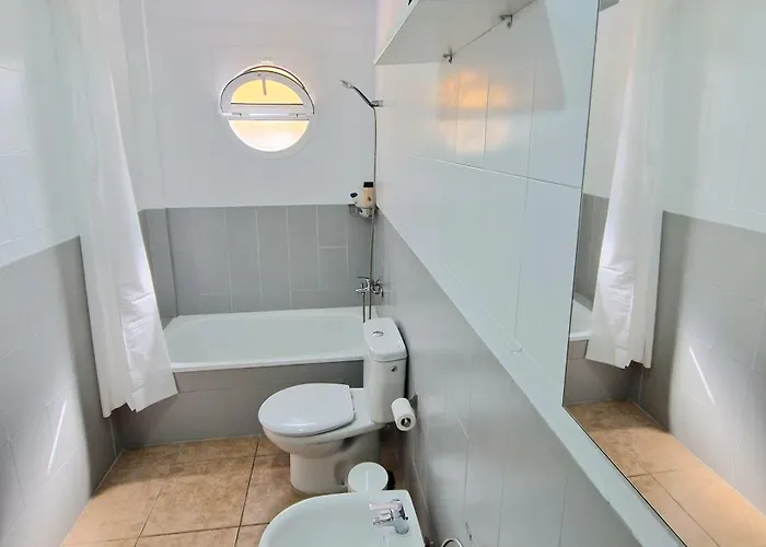 Spacious Independent Next The Airport - Sea سان إيسيذرو