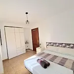 Spacious Independent Next The Airport - Sea Apartamento