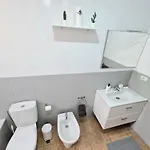 Spacious Independent Next The Airport - Sea Apartamento