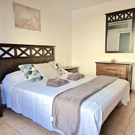 Spacious Independent Next The Airport - Sea Apartment