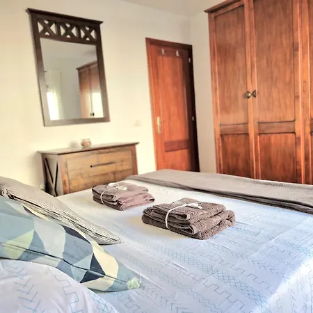 Spacious Independent Next The Airport - Sea Apartment *