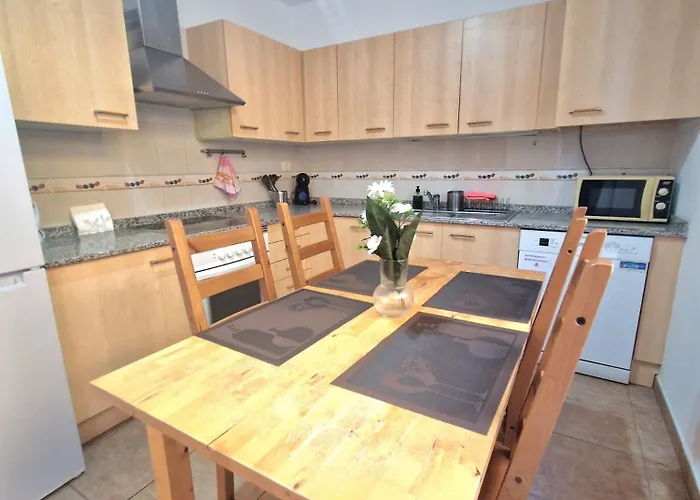 Spacious Independent Next The Airport - Sea Apartment *