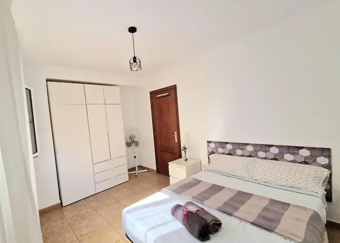 Spacious Independent Next The Airport - Sea Apartment