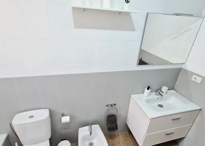 Spacious Independent Next The Airport - Sea Apartamento