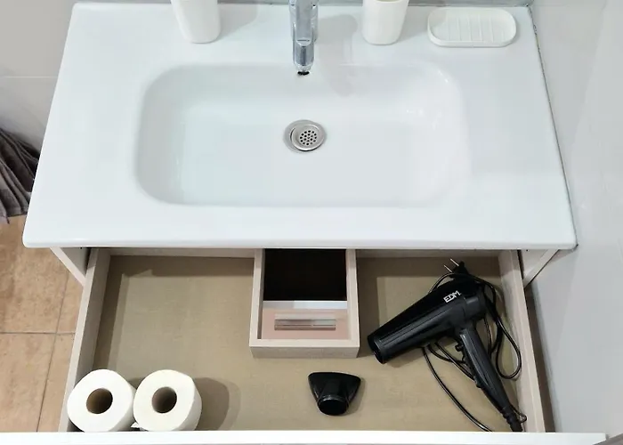 Spacious Independent Next The Airport - Sea *